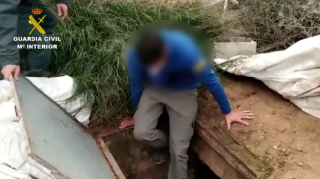 Entrada de la Guardia Civil en una deslobradora ilegal escondida en el campo de Cartagena