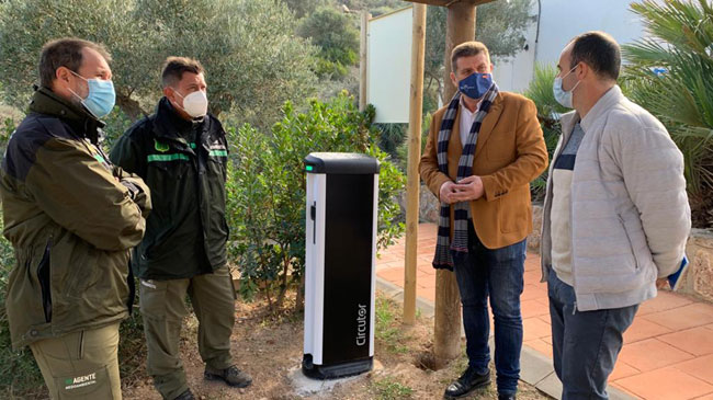 Cargador ya instalado en el centro de visitantes Las Cobaticas en Calblanque