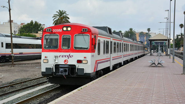 Tren de cercan&iacute;as en la estaci&oacute;n de El Carmen, en Murcia