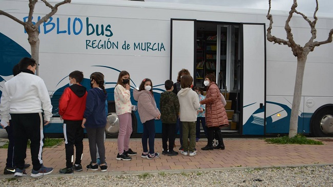 Bibliob&uacute;s que presta servicio en la pedan&iacute;a murciana de El Esparragal