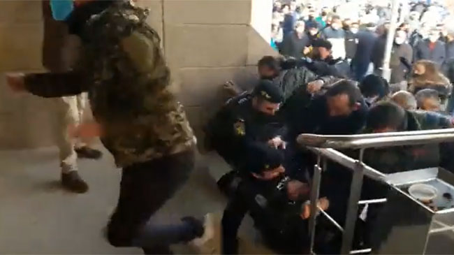 Polic&iacute;as por los suelos en las escaleras del Centro de Desarrollo Local. Imagen: Comarcal TV