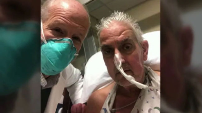 David Bennet, a la derecha, junto al m&eacute;dico que realiz&oacute; la operaci&oacute;n, Bartley Griffith