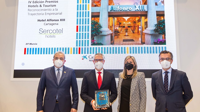 Ion Vilcu, director del OMT; Juan Carlos Garc&iacute;a R&oacute;denas, gerente del Hotel Alfonso XIII; Olga Garc&iacute;a, directora territorial de CaixaBank; y David Rico, director de CaixaBank Hotels&Tourism