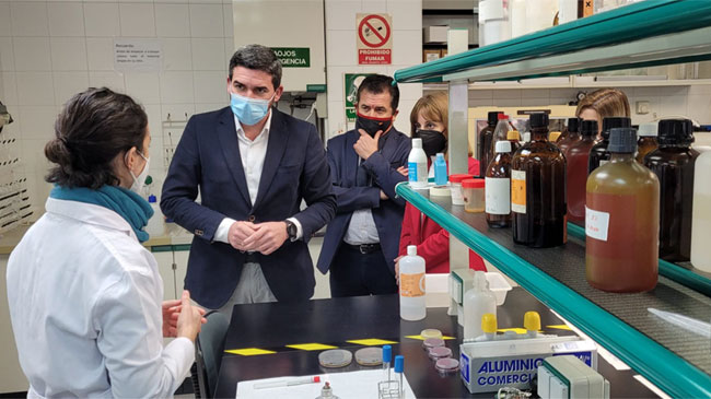 El consejero Luengo en uno de los laboratorios del Cifea de Molina