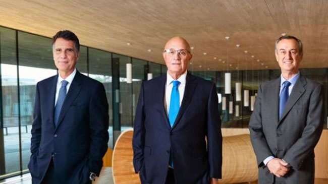 C&eacute;sar Gonz&aacute;lez-Bueno (derecha) es el consejero delegado del Sabadell, junto al presidente, Josep Oliu (centro).  A la izquierda el anterior CEO, Jaime Guardiola