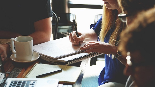 Las empresas que se beneficien de incentivos estarán obligadas a mantener el empleo al menos tres años Las empresas que se beneficien de incentivos estarán obligadas a mantener el empleo al menos tres años