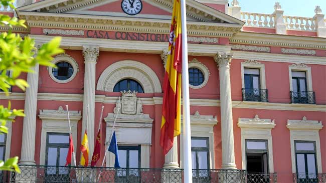 Banderas a media asta en el ayuntamiento de Murcia