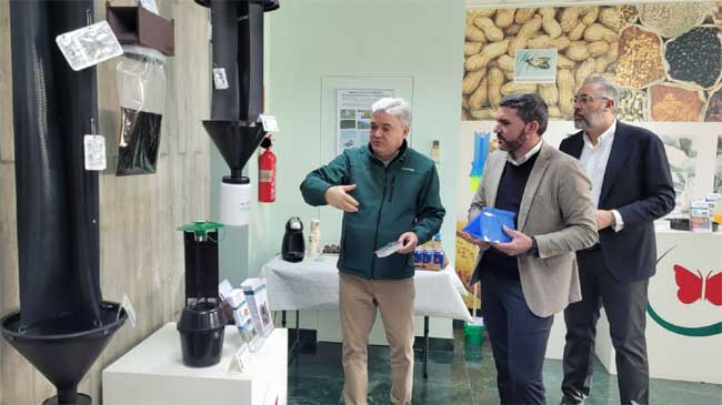 El consejero Luengo durante su visita hoy a la empresa Econex