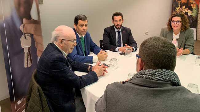 A la izquierda, Jos&eacute; Antonio Planes, presidente de C&aacute;ritas, con responsables de la consejer&iacute;a de Fomento y Vivienda