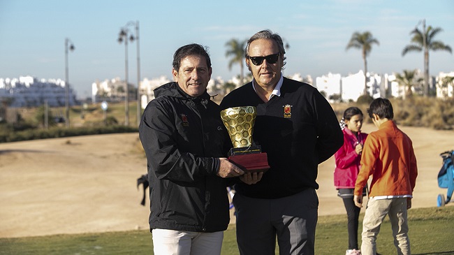 Moises Escudero y Jorge Alix con la Copa Regi&oacute;n de Murcia