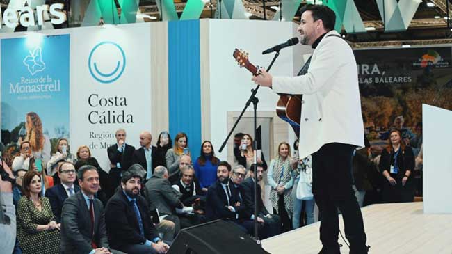 Momento de la actuaci&oacute;n de Diego Cantero en el stand de la Regi&oacute;n en Fitur
