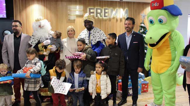 Reyes Magos y 'Drilo el cocodrilo' entregan las donaciones a Cepaim