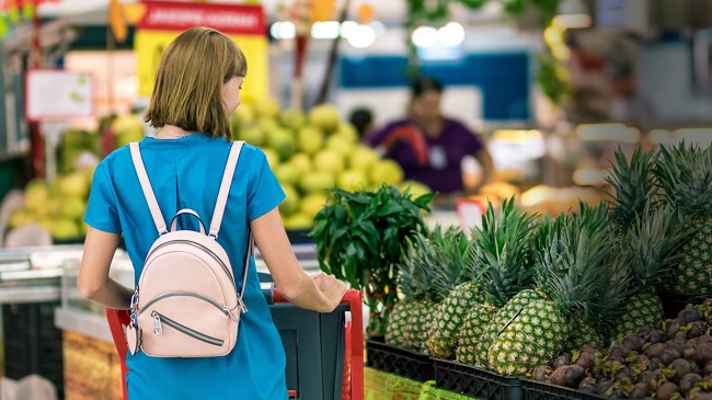 Una mujer comprando en un supermercado