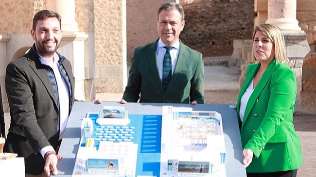 El consejero de Presidencia, Turismo, Cultura y Deportes, Marcos Ortu&ntilde;o, junto a la alcaldesa de Cartagena, Noelia Arroyo, y al director del Itrem, Juan Francisco Mart&iacute;nez, muestra la maqueta del stand de la Regi&oacute;n en Fitur