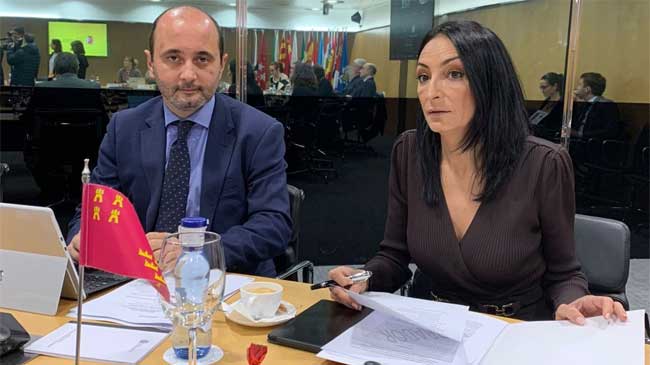 Joaqu&iacute;n G&oacute;mez, director del Info, y la consejera Valle Migu&eacute;lez