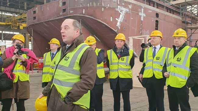 El ministro Ben Wallace en el astillero de Harland & Wolff El ministro Ben Wallace en el astillero de Harland & Wolff