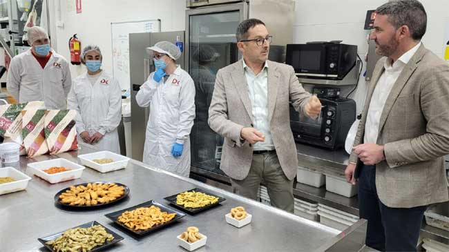 El consejero Antonio Luengo en la sede de la empresa Doscadesa El consejero Antonio Luengo en la sede de la empresa Doscadesa