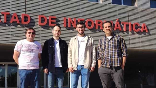 Los autores de la investigaci&oacute;n ante la Facultad de Inform&aacute;tica de la UMU