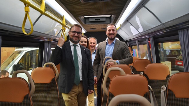 El alcalde de Lorca, Diego Jos&eacute; Mateos, y el vicealcalde y concejal de Empresas P&uacute;blicas, Francisco Morales, en un autob&uacute;s interurbano