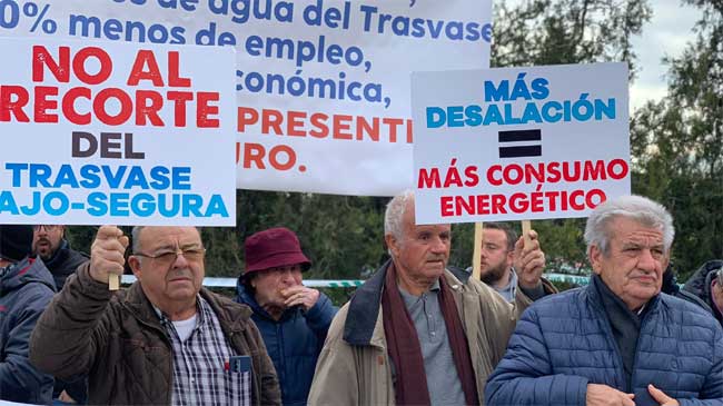 Los regantes del Sureste espa&ntilde;ol se contraron hoy frente al Palacio de la Moncloa