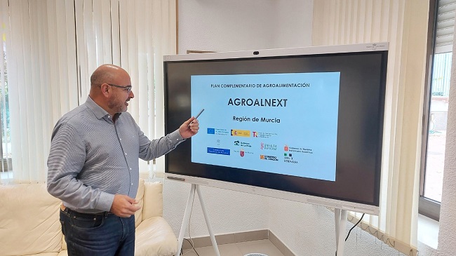 El director del IMIDA, V&iacute;ctor Serrano, durante la presentaci&oacute;n de uno de los proyectos llevados a cabo durante 2022