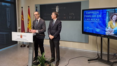 El consejero de Educación, Víctor Marín, y el presidente de Amefmur, José María Tortosa, presentaron el programa ‘Empresa familiar en las aulas’ El consejero de Educación, Víctor Marín, y el presidente de Amefmur, José María Tortosa, presentaron el programa ‘Empresa familiar en las aulas’