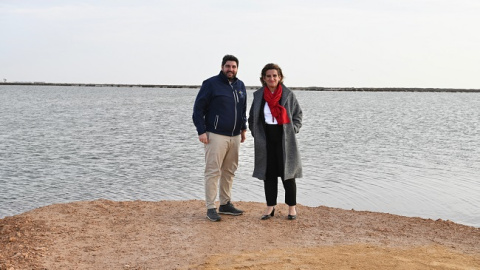 Fernando López Miras y Teresa Ribera, durante su visita al Mar Menor Fernando López Miras y Teresa Ribera, durante su visita al Mar Menor