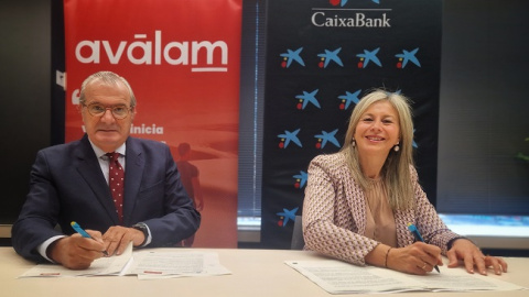 Luis Martínez de Salas, director general de Aválam, y Olga García, directora territorial de CaixaBank Luis Martínez de Salas, director general de Aválam, y Olga García, directora territorial de CaixaBank