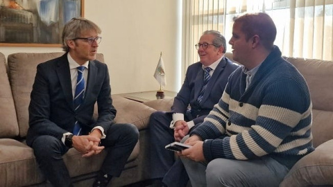 El consejero, Luis Alberto Mar&iacute;n (izq.), durante la entrevista en la Asamblea Regional
