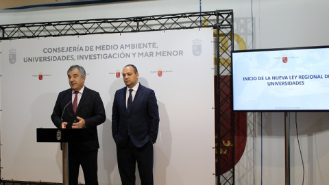 El consejero de Universidades, Juan Mar&iacute;a V&aacute;zquez, junto con el director general de Universidades e Investigaci&oacute;n