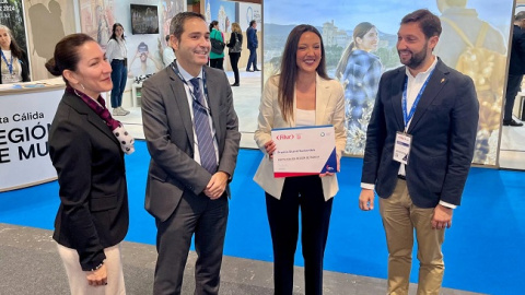 La consejera Carmen Conesa, con la acreditación del premio al ‘mejor estand sostenible’ en Fitur La consejera Carmen Conesa, con la acreditación del premio al ‘mejor estand sostenible’ en Fitur