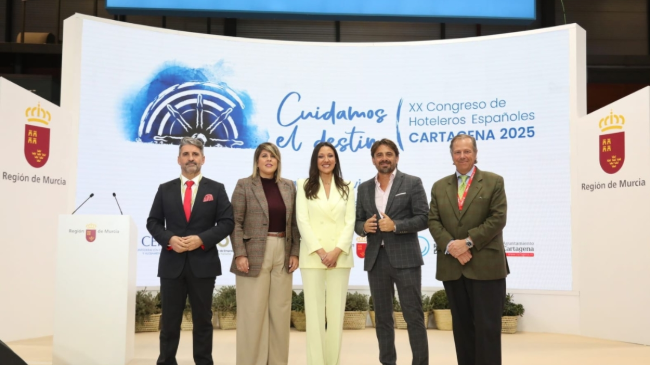 Noelia Arroyo junto a la Consejera de Turismo, Carmen Conesa, en el stand de la Región de Murcia en Fitur. Noelia Arroyo junto a la Consejera de Turismo, Carmen Conesa, en el stand de la Región de Murcia en Fitur.
