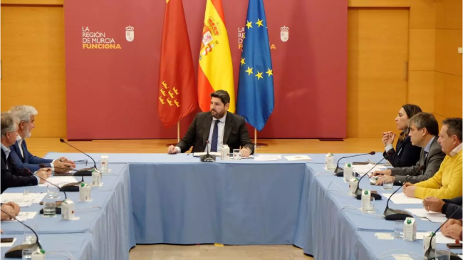 El presidente regional, Fernando L&oacute;pez, ayer durante la reuni&oacute;n con el Consejo Rector de Fecoam.
