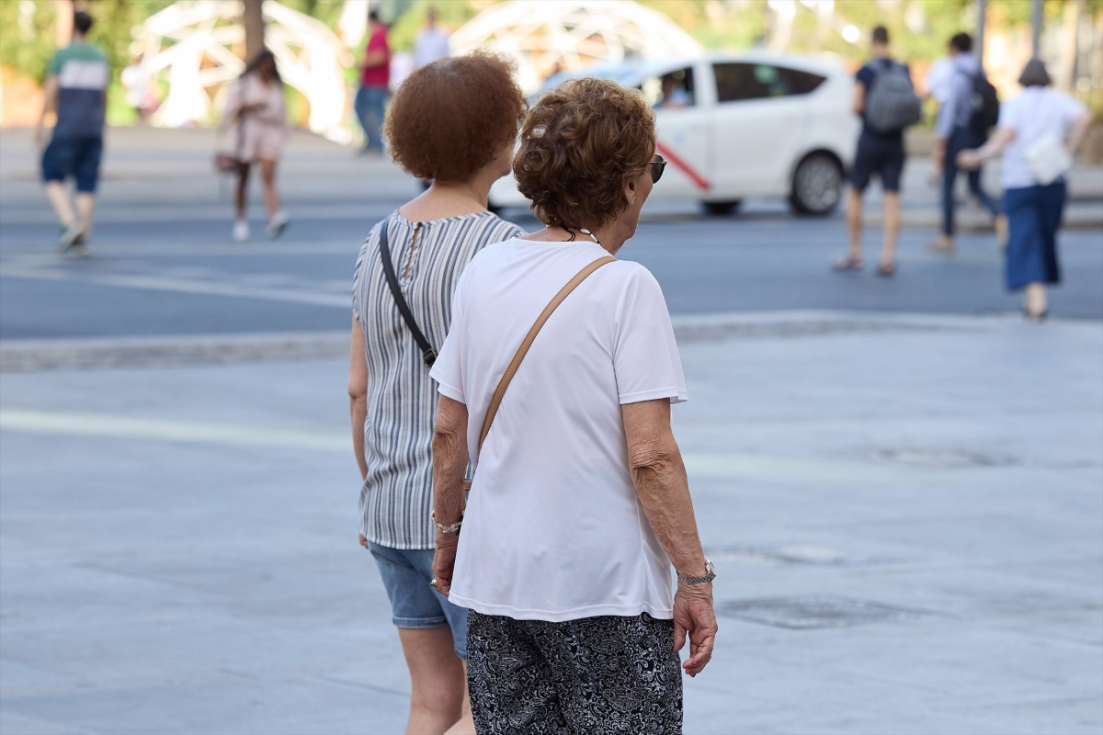 Pensionistas paseando por una calle (Jes&uacute;s Hell&iacute;n).
