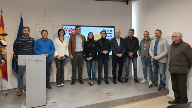 La consejera de Agua, Agricultura, Ganader&iacute;a y Pesca, Sara Rubira, junto a los organizadores de la Feria de Maquinaria y Nutrici&oacute;n Ap&iacute;cola durante la presentaci&oacute;n en la Consejer&iacute;a.