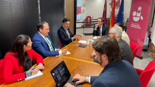 El consejero de Fomento e Infraestructuras, Jorge Garcia Montoro, y el presidente de la Federación de Municipios, Víctor Manuel López, durante la reunión sobre el nuevo modelo de 'vivienda asequible' que impulsa el Ej El consejero de Fomento e Infraestructuras, Jorge Garcia Montoro, y el presidente de la Federación de Municipios, Víctor Manuel López, durante la reunión sobre el nuevo modelo de 'vivienda asequible' que impulsa el Ej