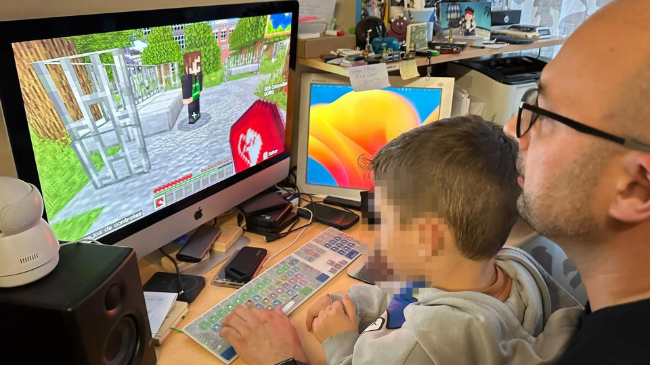 El investigador Daniel Guillén utilizando el videojuego educativo - UCAM El investigador Daniel Guillén utilizando el videojuego educativo - UCAM