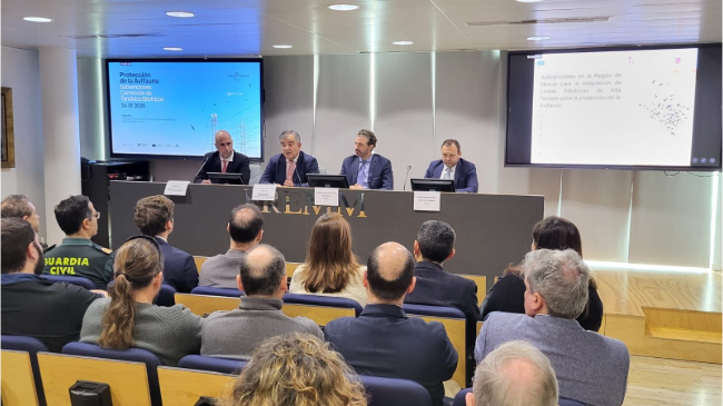 El consejero Juan María Vázquez expuso las actuaciones incluidas en la hoja de ruta del Gobierno regional para la protección de la avifauna. El consejero Juan María Vázquez expuso las actuaciones incluidas en la hoja de ruta del Gobierno regional para la protección de la avifauna.