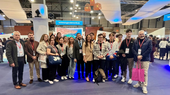 La consejera Carmen Conesa y el director del Instituto de Turismo ante el estand de la Regi&oacute;n en Fitur.