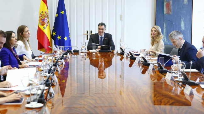 El presidente del Gobierno, Pedro Sánchez, junto a la ministra de Trabajo, Yolanda Díaz. El presidente del Gobierno, Pedro Sánchez, junto a la ministra de Trabajo, Yolanda Díaz.