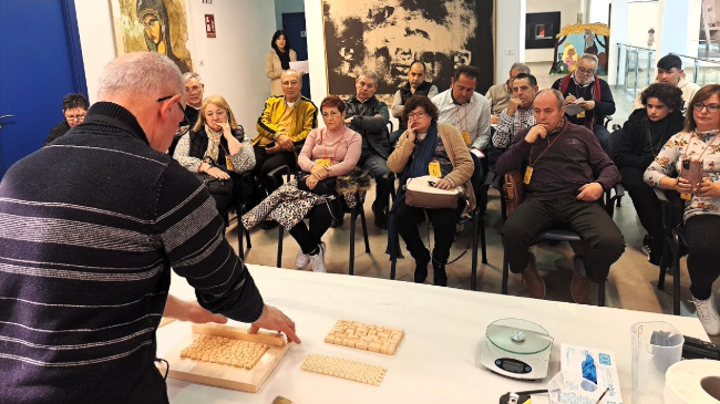 Paco Valc&aacute;rcel, artista belenista, impartiendo el taller de 2024.