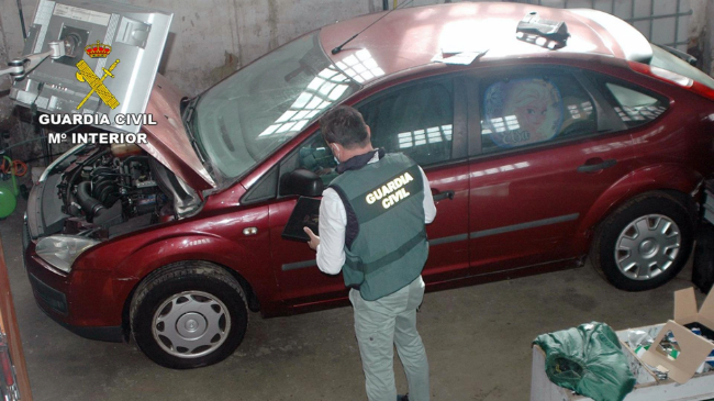Un vehículo pendiente de reparar en el taller ilegal - Guardia Civil Un vehículo pendiente de reparar en el taller ilegal - Guardia Civil
