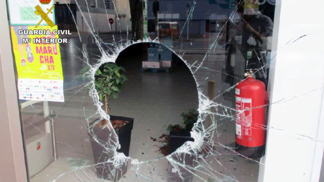 Imagen de los desperfectos causados en uno de los comercios - Guardia Civil Imagen de los desperfectos causados en uno de los comercios - Guardia Civil