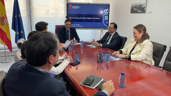 El consejero de Fomento e Infraestructuras, Jorge Garc&iacute;a Montoro, y el presidente de Frecom, Jos&eacute; Hern&aacute;ndez, durante la reuni&oacute;n sobre el nuevo modelo de 'Vivienda Asequible de la Regi&oacute;n de Murcia'.