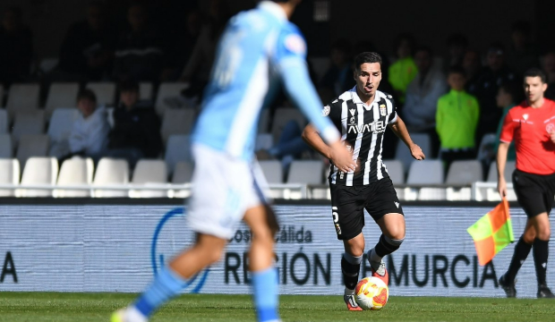 El FC Cartagena se hunde ante la UD Ibiza.