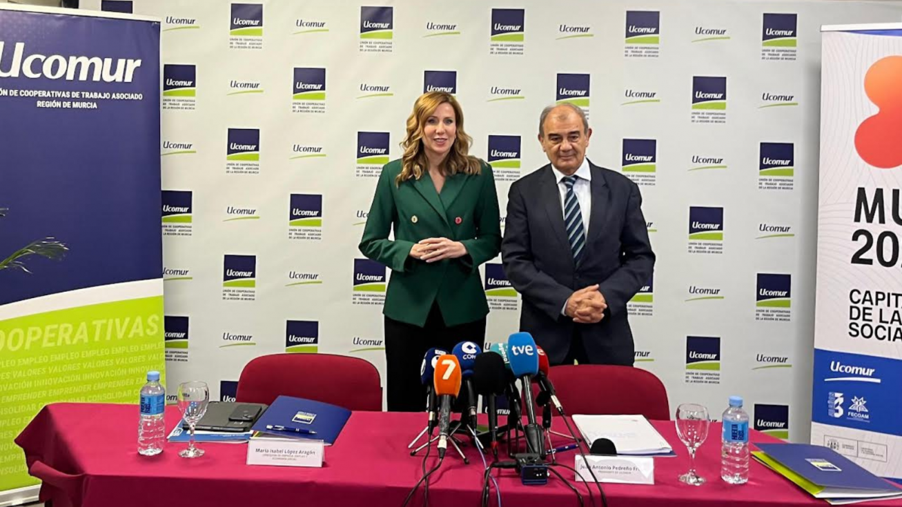 La consejera junto al presidente de Ucomur, Juan Antonio Pedreño, en la presentación del estudio prospectivo sobre la creación de empleo en las cooperativas de la Región. La consejera junto al presidente de Ucomur, Juan Antonio Pedreño, en la presentación del estudio prospectivo sobre la creación de empleo en las cooperativas de la Región.