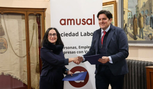 Firma del acuerdo entre Amusal y el Ayuntamiento de Yecla. Firma del acuerdo entre Amusal y el Ayuntamiento de Yecla.