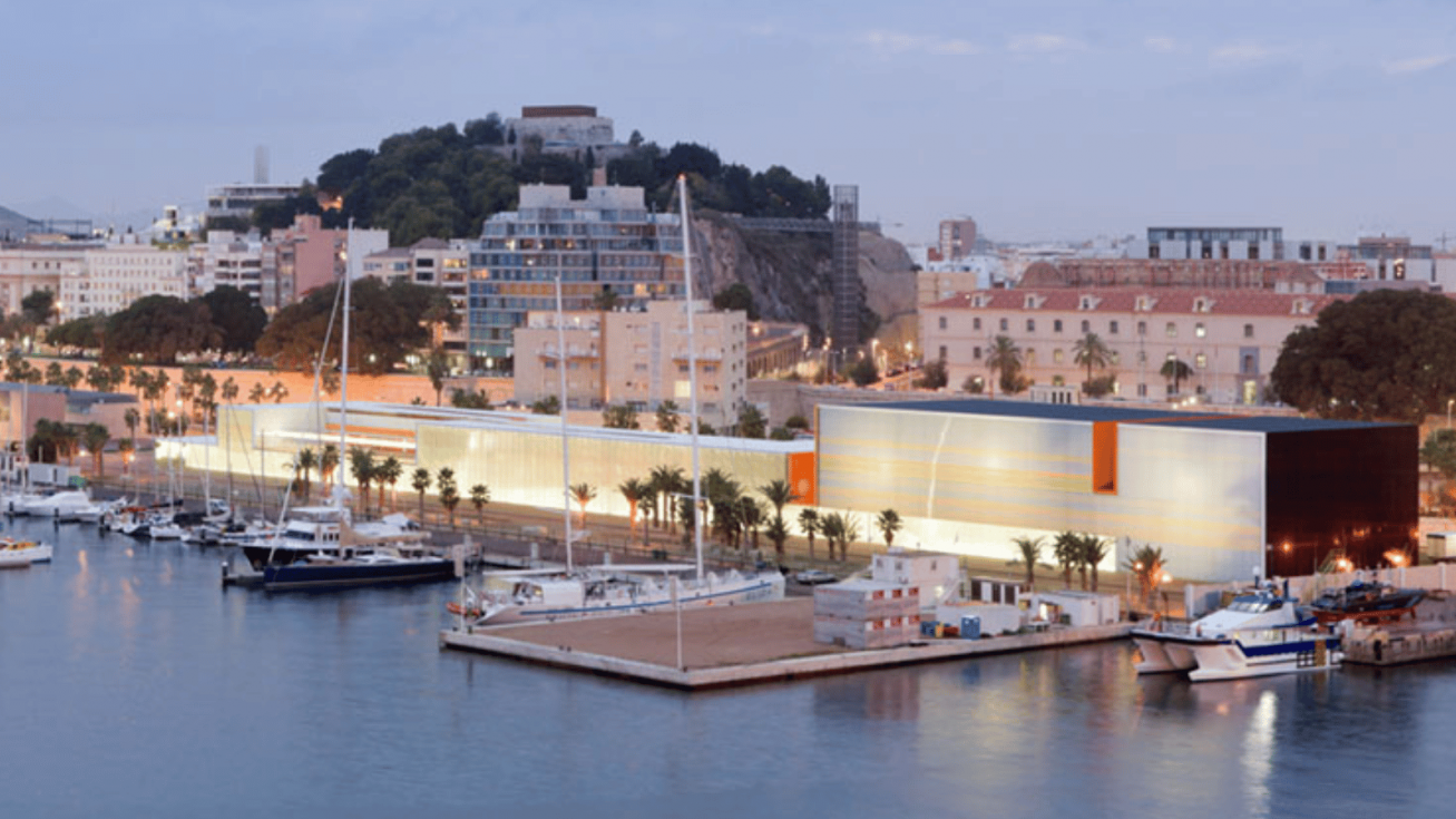 El Batel, un auditorio y palacio de congresos moderno, luminoso y de diseño vanguardista, perfectamente integrado en el paisaje costero El Batel, un auditorio y palacio de congresos moderno, luminoso y de diseño vanguardista, perfectamente integrado en el paisaje costero