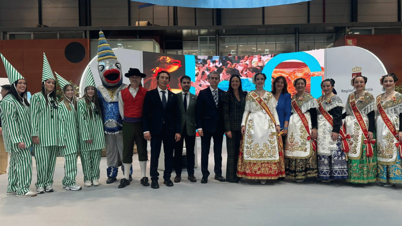 La consejera Carmen Conesa, con huertanos y sardineros que presentaron en Fitur la celebraci&oacute;n de su 175 aniversario - CARM