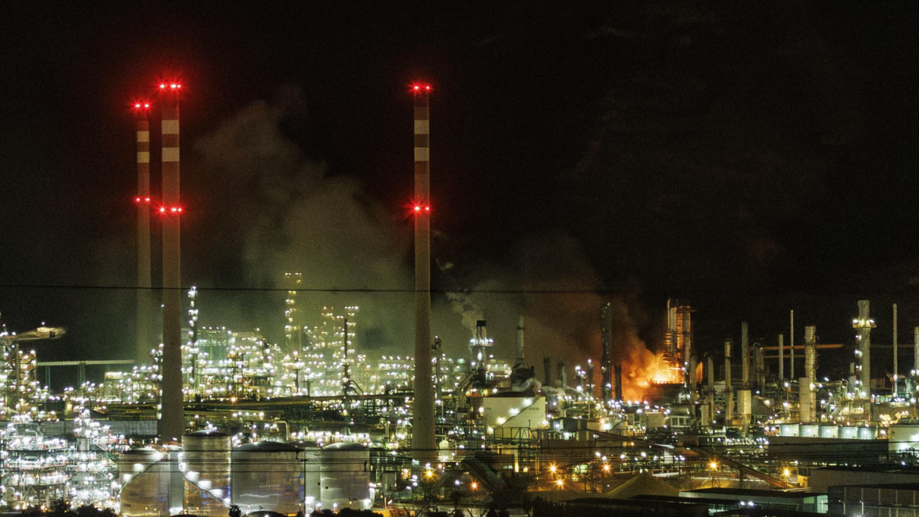 Vista del incendio en las instalaciones de Repsol del Polígono Industrial de Escombreras (Martín C.). Vista del incendio en las instalaciones de Repsol del Polígono Industrial de Escombreras (Martín C.).
